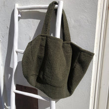 Load image into Gallery viewer, Cabas oversize kaki en bouclette