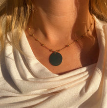 Load image into Gallery viewer, Collier Sequin doré en acier inoxydable – vue 2