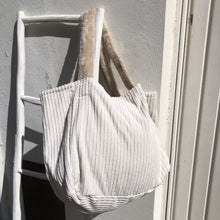 Load image into Gallery viewer, Cabas oversize écru et rosé en velours côtelé