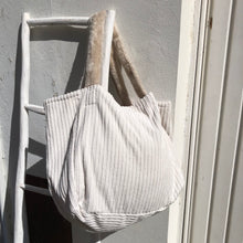 Load image into Gallery viewer, Cabas oversize écru et rosé en velours côtelé