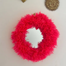 Load image into Gallery viewer, Miroir froufrous rose fluo fait main au Maroc – vue 3