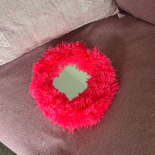 Load image into Gallery viewer, Miroir froufrous rose fluo fait main au Maroc – vue 1