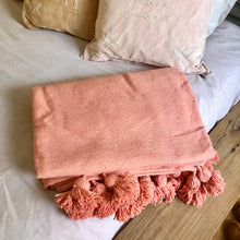 Load image into Gallery viewer, Plaid à pompons rose saumon