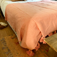 Load image into Gallery viewer, Plaid à pompons rose saumon