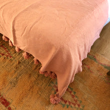 Load image into Gallery viewer, Plaid à pompons rose saumon