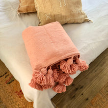 Load image into Gallery viewer, Plaid à pompons rose saumon