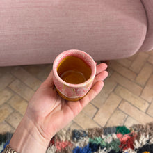 Load image into Gallery viewer, Tasse à café rose et moutarde
