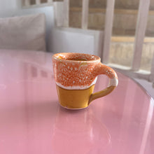 Load image into Gallery viewer, Tasse à café orange et moutarde | Anse
