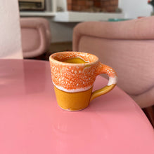 Load image into Gallery viewer, Tasse à café orange et moutarde | Anse
