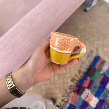 Load image into Gallery viewer, Tasse à café orange et moutarde | Anse

