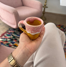 Load image into Gallery viewer, Tasse à café rose et moutarde | Anse
