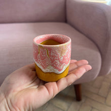Load image into Gallery viewer, Tasse à café rose et moutarde
