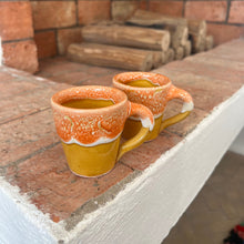 Load image into Gallery viewer, Tasse à café orange et moutarde | Anse
