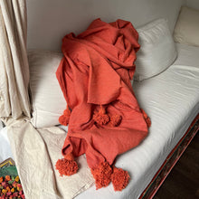 Load image into Gallery viewer, Plaid à pompons | Terracotta
