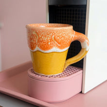 Load image into Gallery viewer, Tasse à café orange et moutarde | Anse
