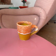 Load image into Gallery viewer, Tasse à café orange et moutarde | Anse
