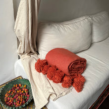 Load image into Gallery viewer, Plaid à pompons | Terracotta
