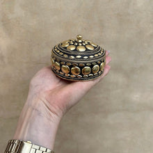 Load image into Gallery viewer, Boîte chocolat et or
