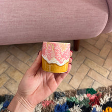 Load image into Gallery viewer, Tasse à café rose et moutarde
