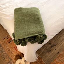 Load image into Gallery viewer, Plaid à pompons | Vert olive
