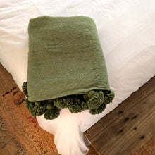 Load image into Gallery viewer, Plaid à pompons | Vert olive
