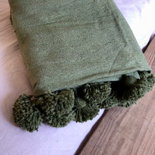 Load image into Gallery viewer, Plaid à pompons | Vert olive
