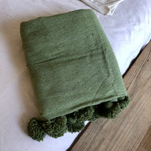 Load image into Gallery viewer, Plaid à pompons | Vert olive
