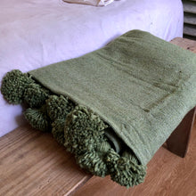 Load image into Gallery viewer, Plaid à pompons | Vert olive
